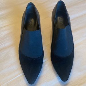 LOGO BY LORI GOLDSTEIN SERENA BLACK PUMP